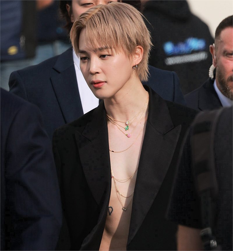 [BTS News] 방탄소년단 지민, 디올 쇼를 스틸하다…존재 자체가 ‘메인 이벤트’ – 뷰어스