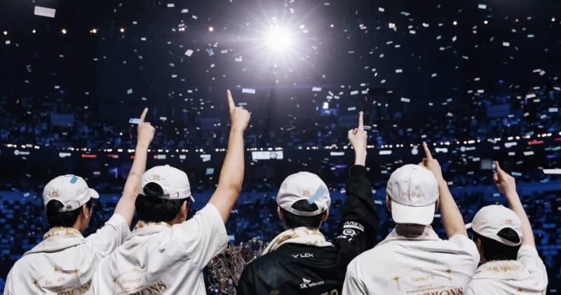 롤드컵 챔피언 윤곽 |  T1의 2025년 우승 비밀 vs 에스콰이어 코리아의 분석